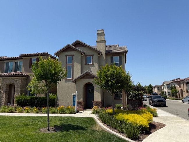 Building Photo - Beautiful Newer Built 3 Bed/2.5 Bath Detac...