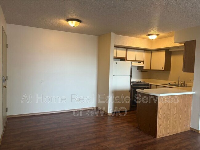Building Photo - 2850 S Rogers Ave