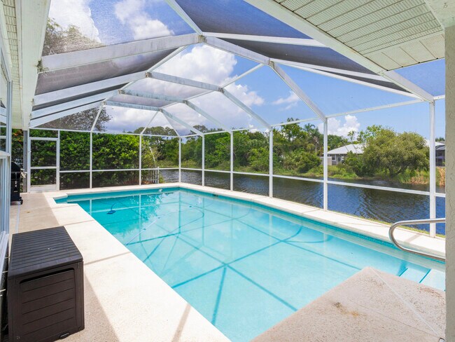 Building Photo - 1123 SW Oak Hollow Ct