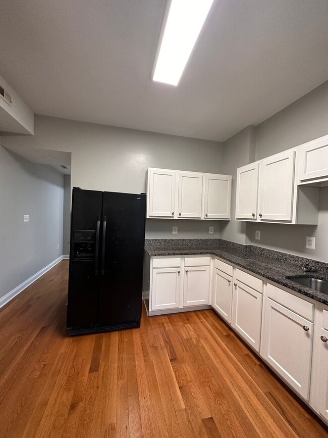 Building Photo - Recently Remodeled Large 2 Bedroom