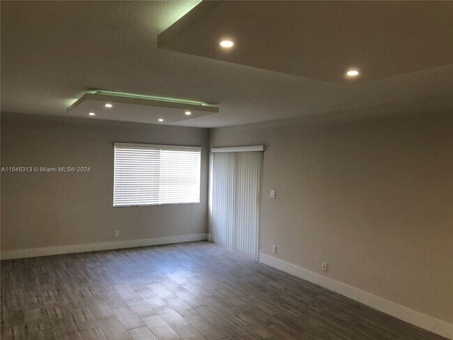 Foto del edificio - 161 Lakeview Drive 204, Weston, FL 33326