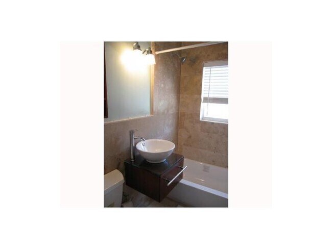 Foto del edificio - 7950 Abbott Ave