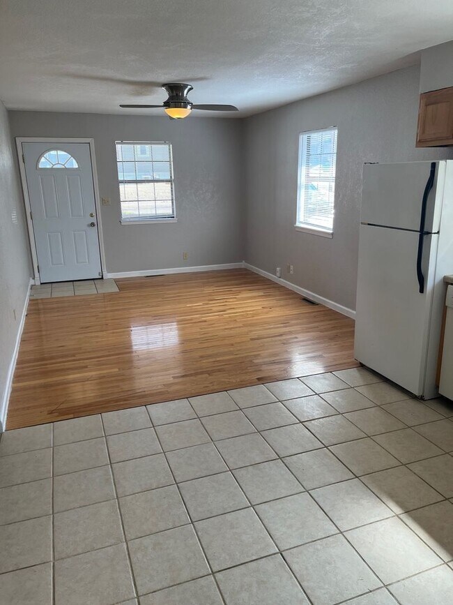 Foto del edificio - Cozy 2-Bedroom Home with Front Deck Charm