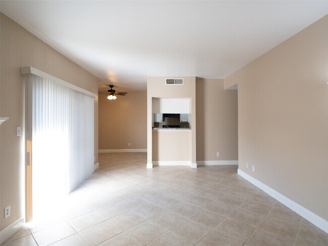 Foto del edificio - 6500 Harbor Town Dr
