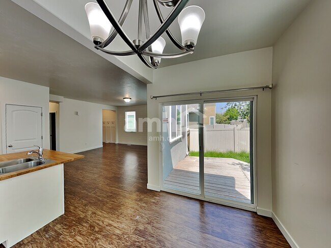Building Photo - 11225 S Crescent Oak Way
