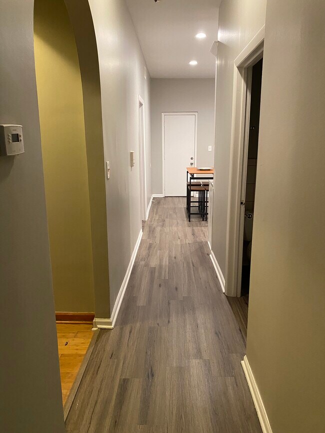 Foto del edificio - 3343 N Troy St