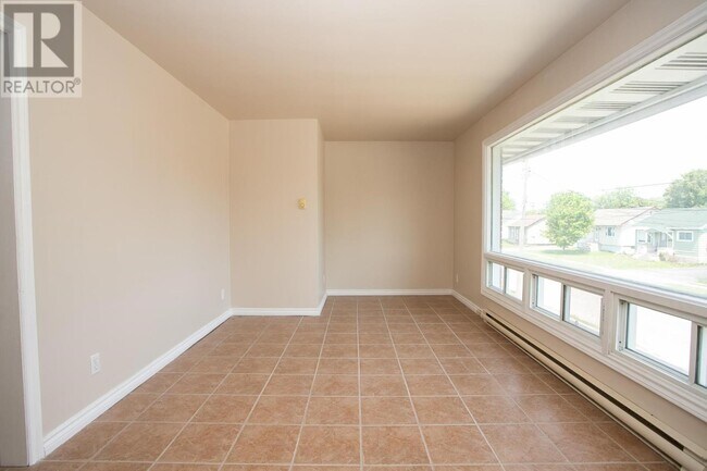 Building Photo - 2 Bedroom Unit – Parking & In-Unit Laundry...