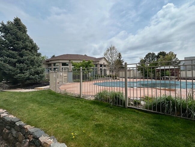 Foto del edificio - Great Littleton Condominium with Garage