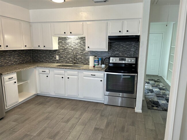 Foto del edificio - 6851 Chasewood Dr