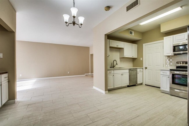 Building Photo - 600 Wilcrest Dr