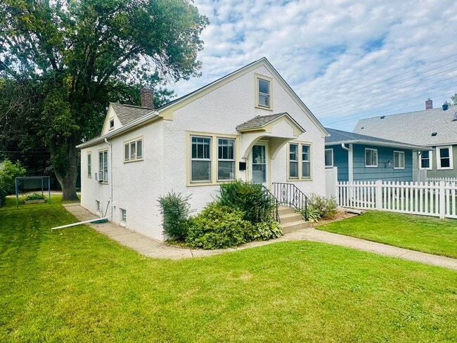 Foto del edificio - Stylish 3-Bedroom Home in Northeast Minnea...