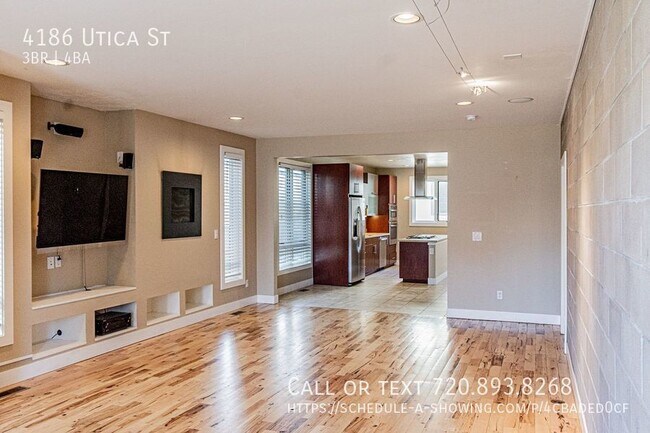 Building Photo - Stunning 3 Bedroom Town Home With Custom W...
