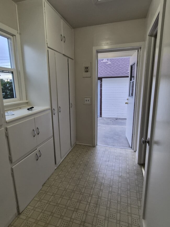 Building Photo - 1059 S Rupert Ave