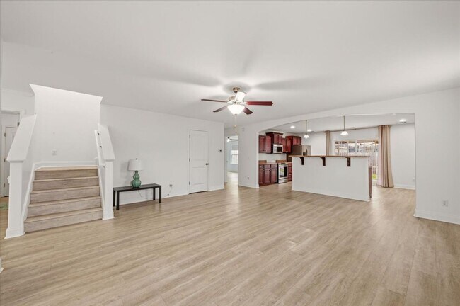 Foto del edificio - Spacious 5-Bedroom Home with Screened Patio & Private Fenced Yard in Guyton