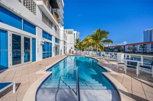 Foto del edificio - 3030 NE 188th St