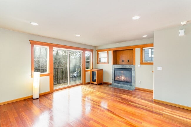 Building Photo - 3Bd/2.5Ba Seattle Townhome