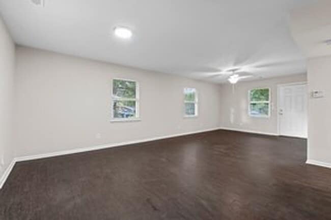Building Photo - 3 Bedroom 1.5 Bath Single Family Home