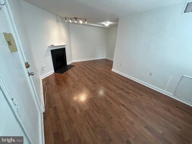 Foto del edificio - 3819 Davis Pl NW