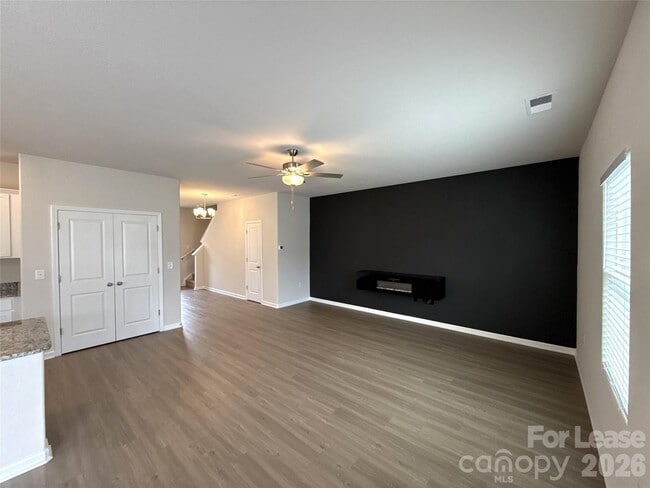 Foto del edificio - 6225 Lowe Ln