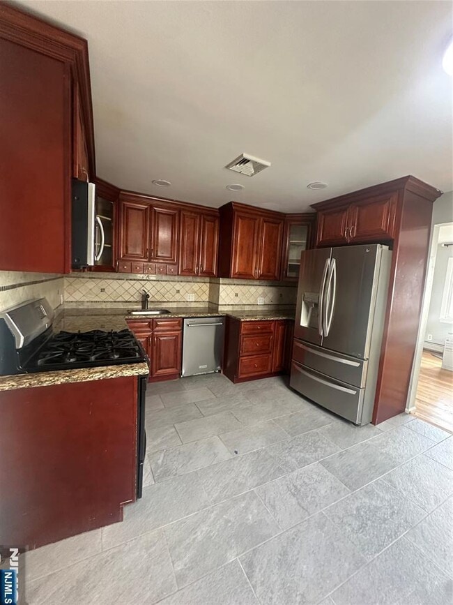 Building Photo - 12-28-28 Fairclough Pl