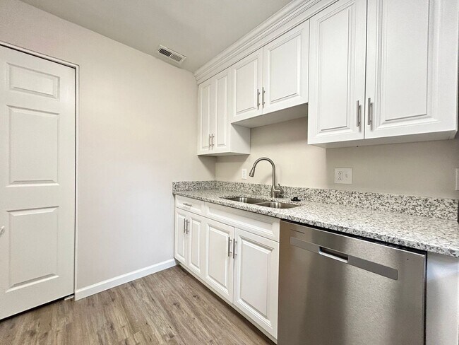 Building Photo - Beautifully Renovated Home – 4th Bedroom Option!