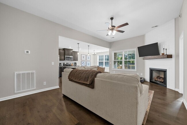 Building Photo - 3 Bedroom 2 Bath Dog Friendly Home For Rent!