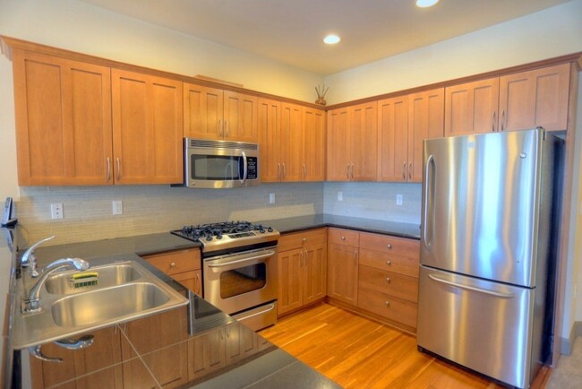 Foto del edificio - Luxury Bothell Townhome For Rent! 2 Car Ga...