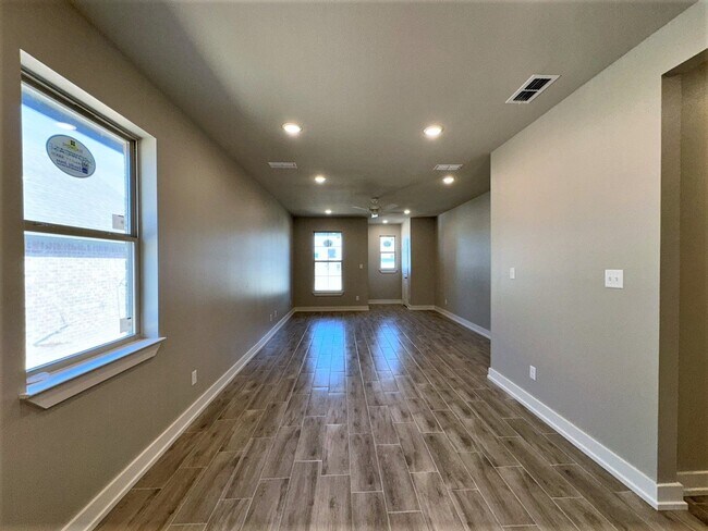 Foto del edificio - 3 Bedroom 2 Bath Newly Construction in Whi...