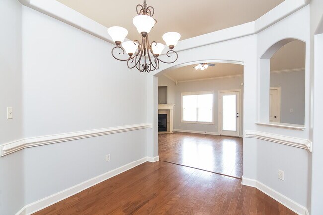 Foto del edificio - 3317 Champion Hills Dr