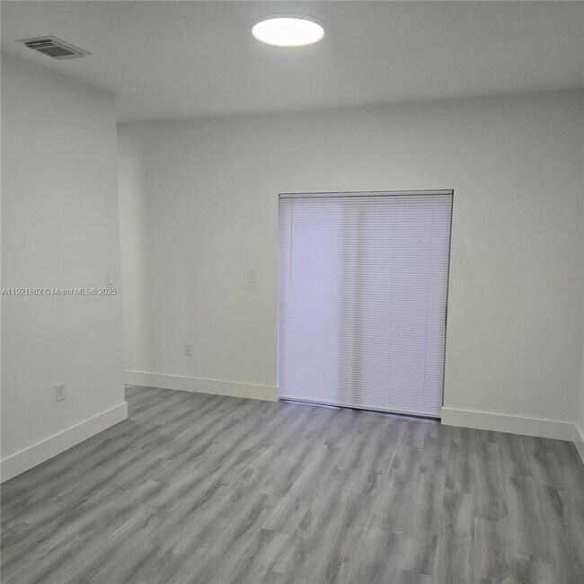 Building Photo - 4276 NE 26th Ct