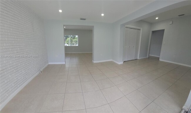 Building Photo - 8839 SW 28th St