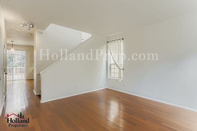 Foto del edificio - Spacious 3 bedroom Beaverton Home with a loft area and extra room for a Den!