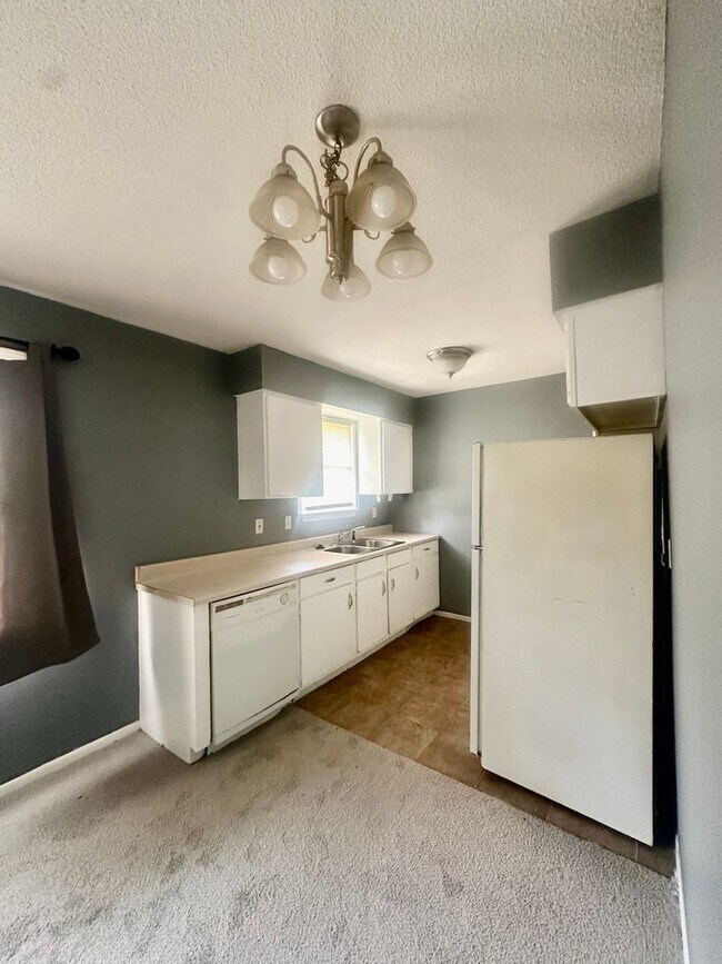 Building Photo - 410 NE Westwind Dr