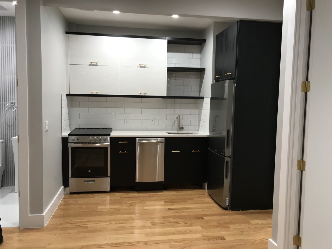 Primary Photo - 1066 Halsey St