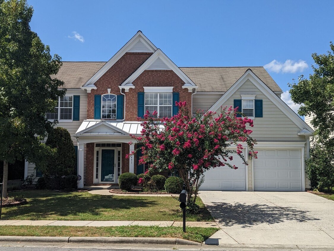 Foto principal - Spacious 5-Bedroom, 3-Bath Home with Excep...