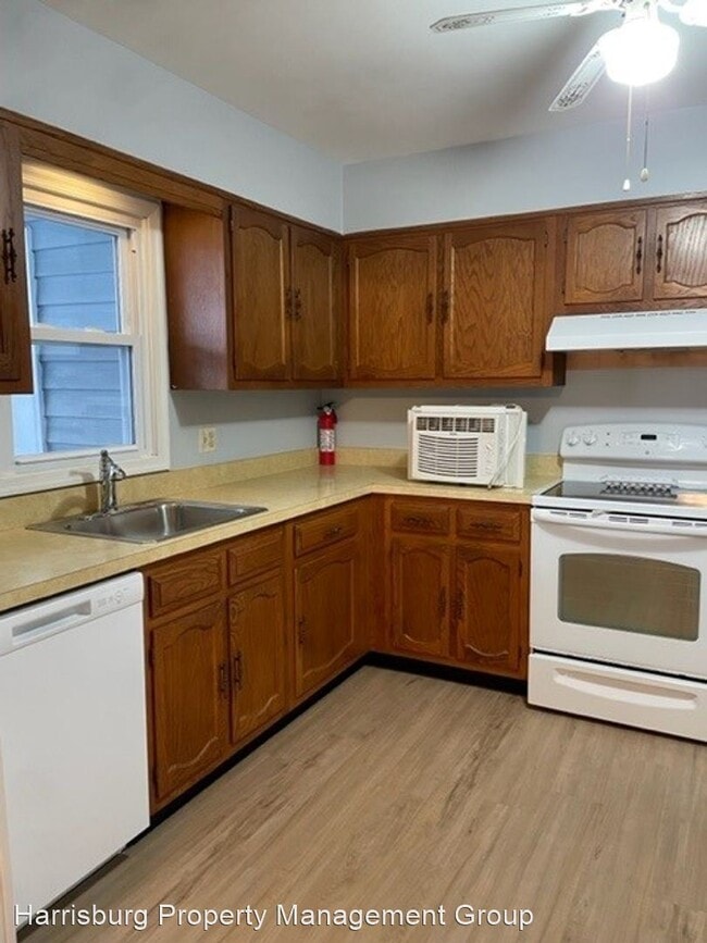 Building Photo - 3 br, 1.5 bath House - 6613 Salem Park Cir