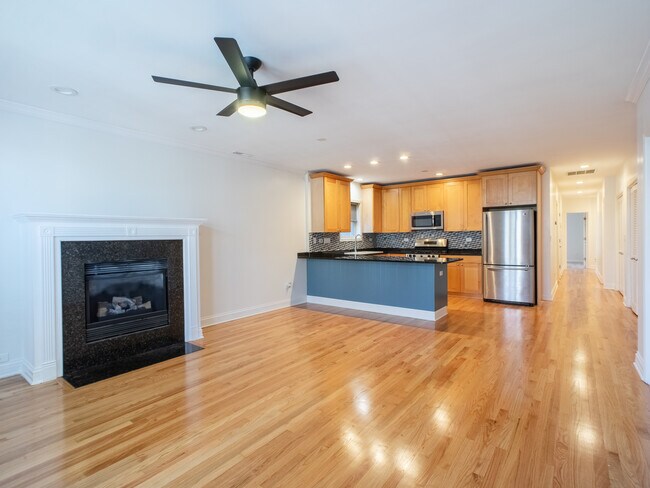 Living Room & Kitchen - 4860 N Kenmore Ave