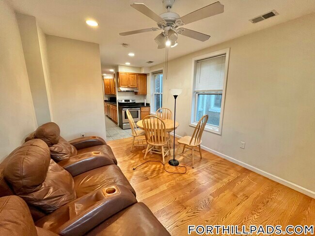 Building Photo - 10 Moreland St