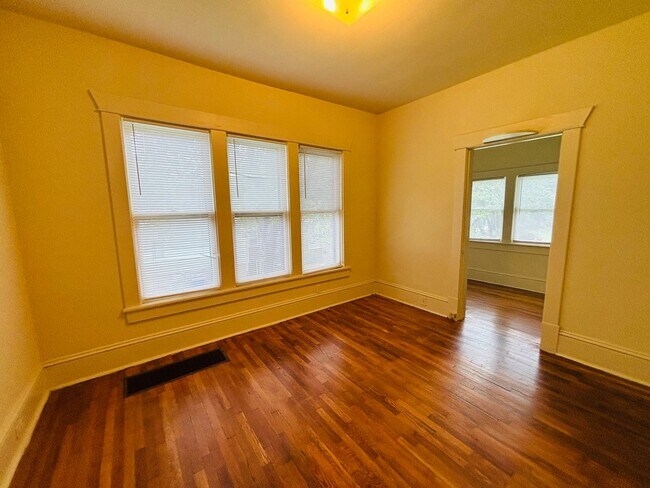 Building Photo - 3 Bedroom, 1 Bath House