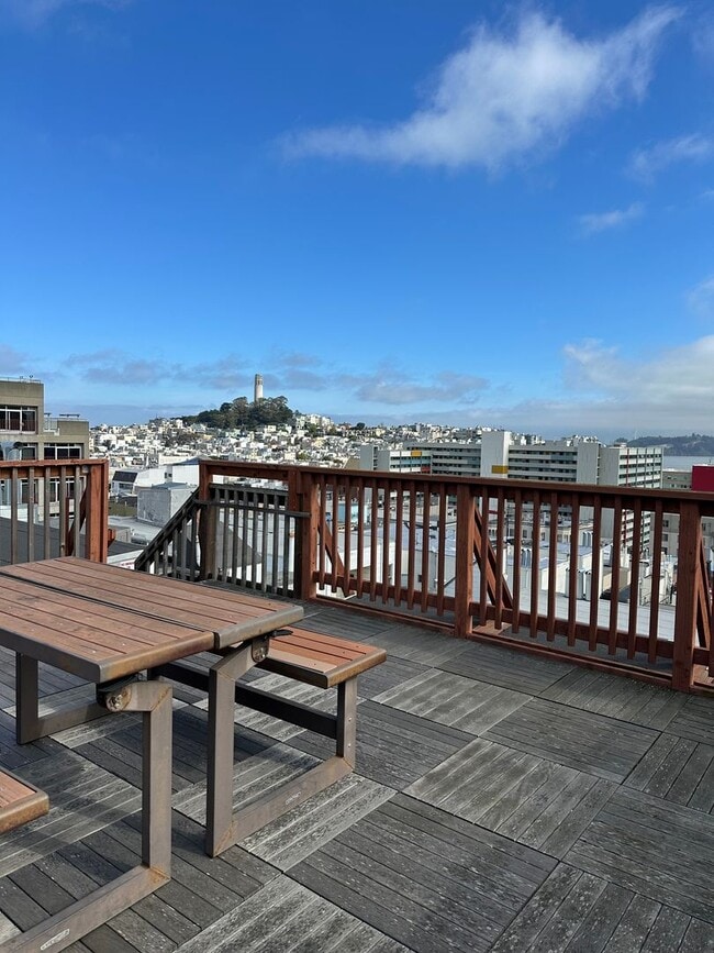 Building Photo - Spacious Nob Hill 3 BD/ 2 Bath Flat with Shared Roof-deck! Gorgeous City and Bay Views!!