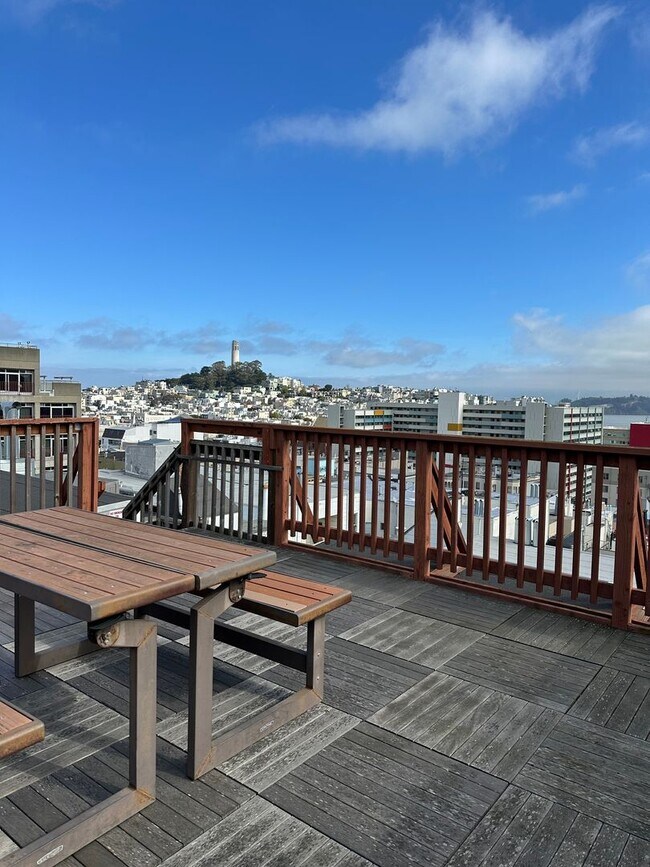 Foto del edificio - Spacious Nob Hill 3 BD/ 2 Bath Flat with Shared Roof-deck! Gorgeous City and Bay Views!!