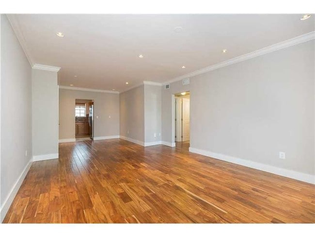 Building Photo - 2850 Pine Tree Dr
