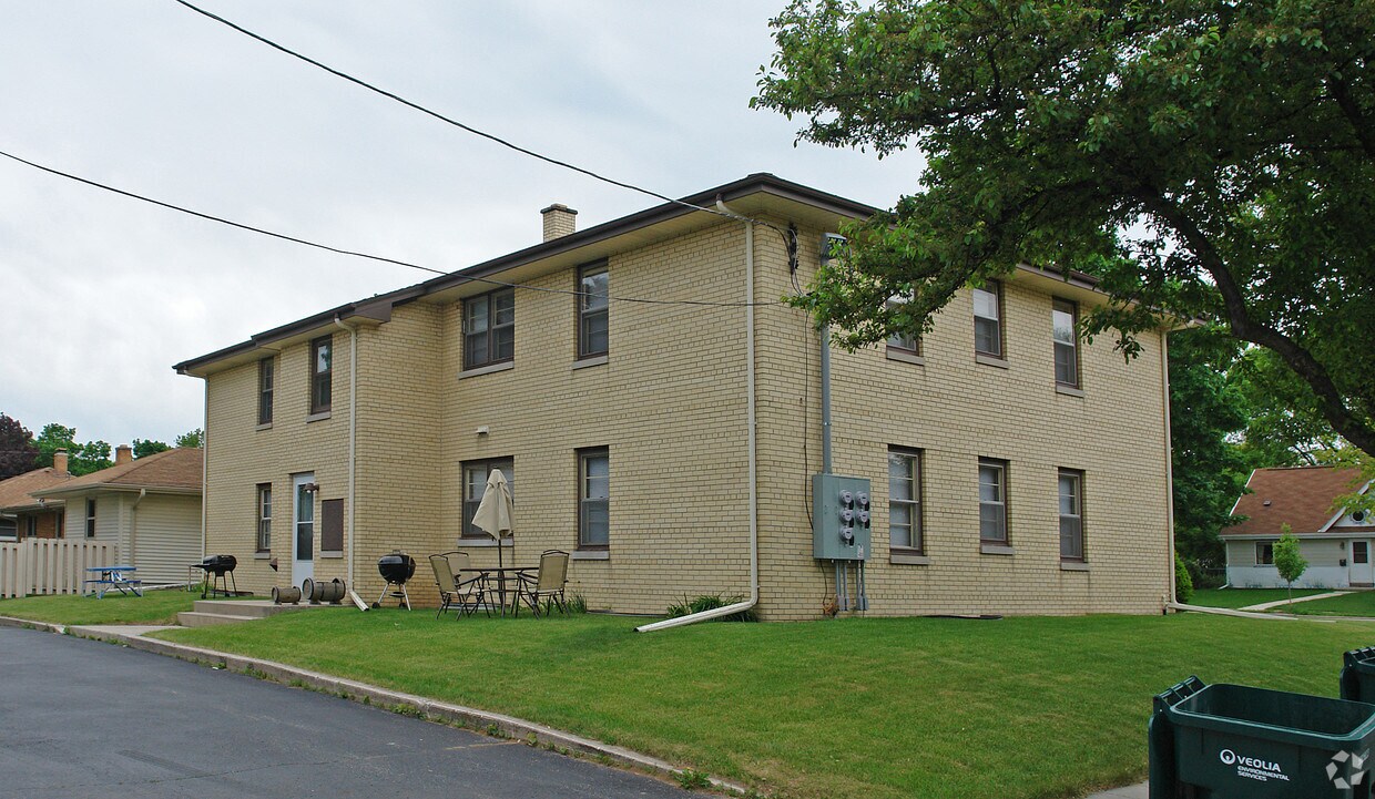 Building Photo - 1002 5th Ave