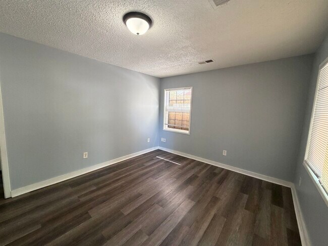 Foto del edificio - 1300 Robin Hood Ln