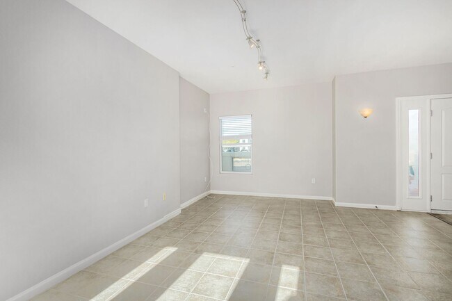 Building Photo - 3 BEDROOM 2.5 BATHROOM TOWNHOUSE IN DOWNTO...