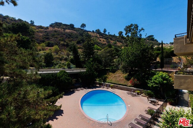 Foto del edificio - 6760 Hillpark Dr