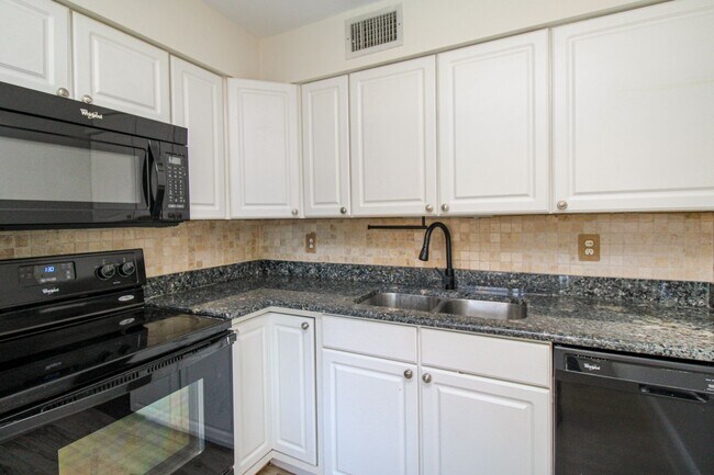 Foto del edificio - ONE MONTH FREE RENT***UNDER RENOVATION***N...