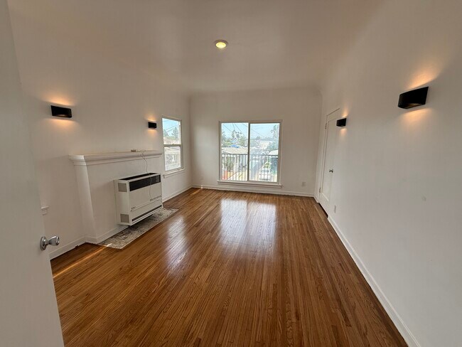 Building Photo - 212 1/2 W 57th St