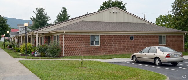 Building Photo - New Castle Manor