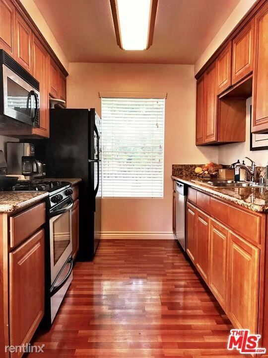 Building Photo - 2 br, 2.5 bath Townhome - 4238 Whitsett Av...